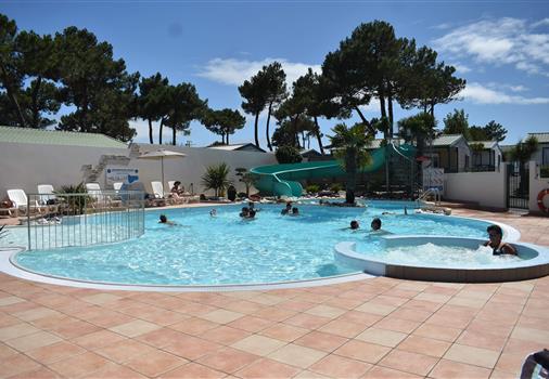 Aquatic area at the campsite Les Tulipes, camping with heated pool, jacuzzi, water slides and paddling pool, campsite on the seafront at La Faute sur Mer near the Tranche sur Mer in Vendée